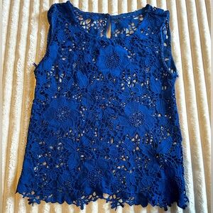 Flower laces sleeveless top.